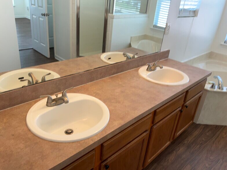 Building Photo - 10959 Darlington Oak Ct