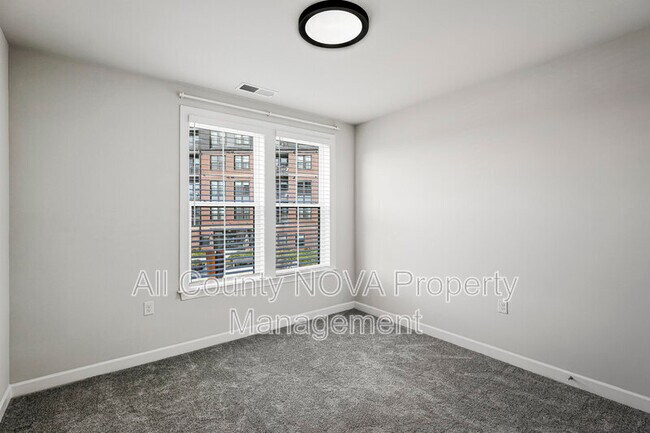 Building Photo - 3927 Fair Ridge Dr