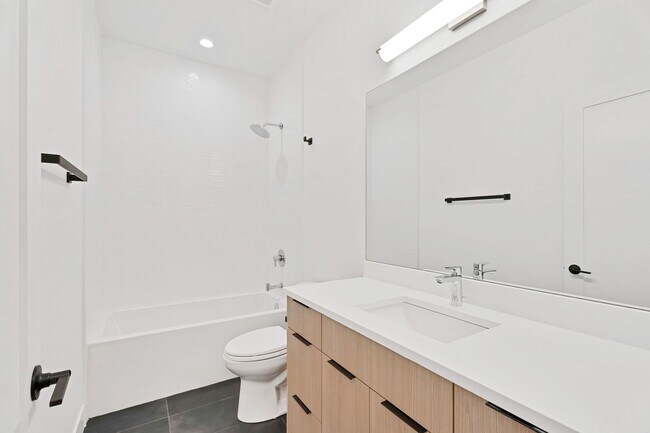Building Photo - East Lakeview / Wrigleyville - Brand New C...