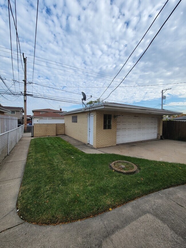 Building Photo - 9225 S Cregier Ave