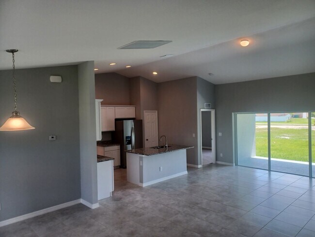 Building Photo - 417 SW 26th Ave