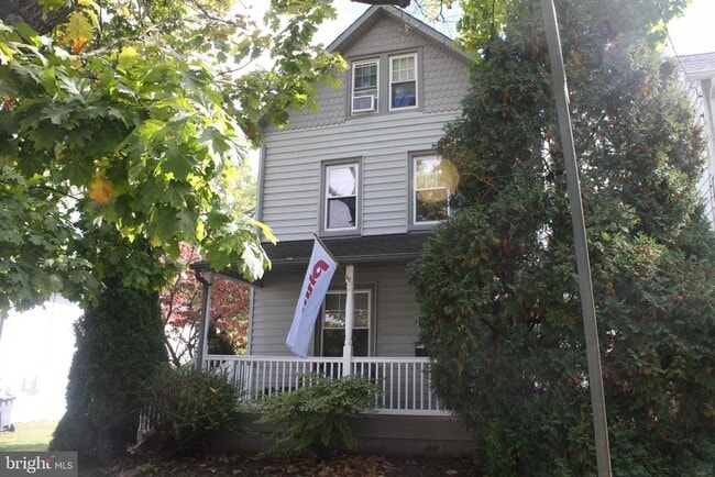 Building Photo - 820 W Bridge St