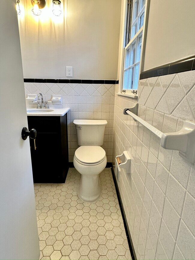 Building Photo - 231 Hillwood Ln