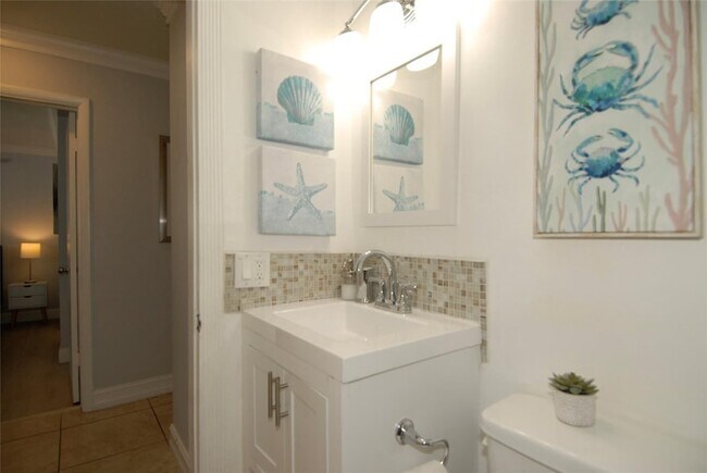 Building Photo - 21 NE 57th Ct