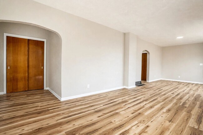 Building Photo - 1608 E Routt Ave