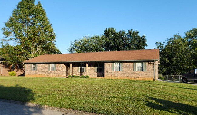 Primary Photo - Maryville 37803 - 3 bedroom, 2 bath ranche...