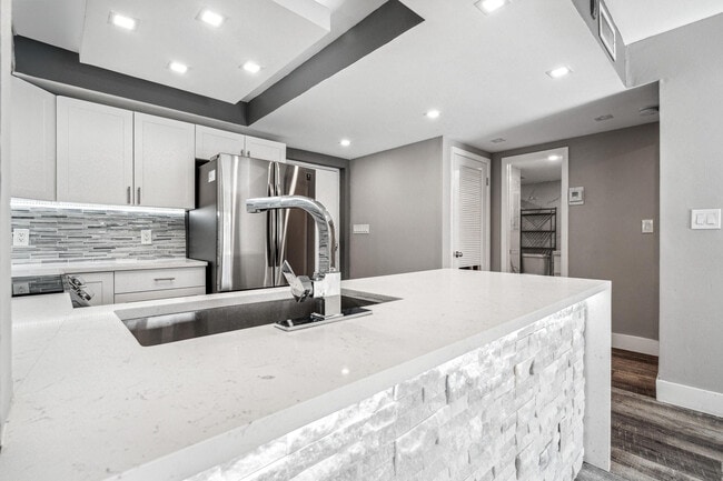 Building Photo - 1000 River Reach Dr