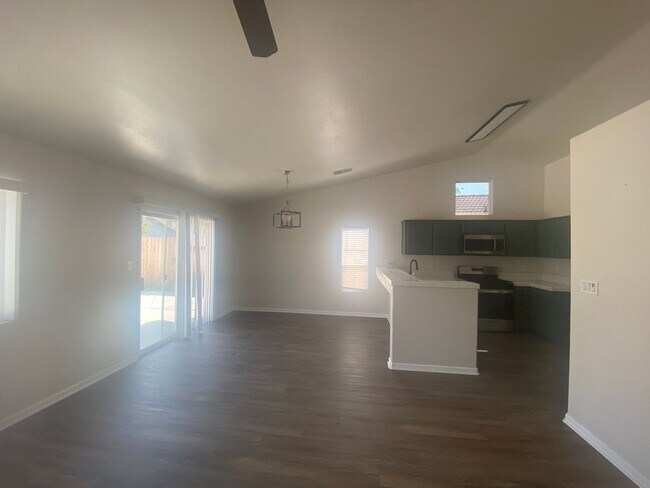Building Photo - Silver Creek Beauty