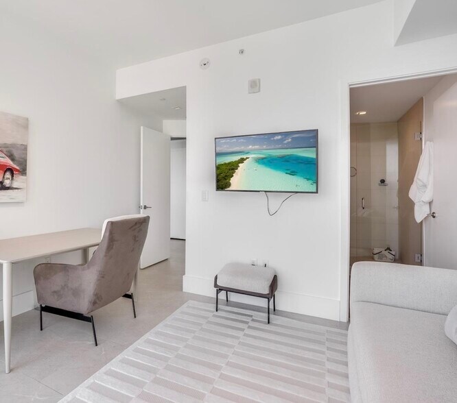 Building Photo - 2900 NE 7th Ave