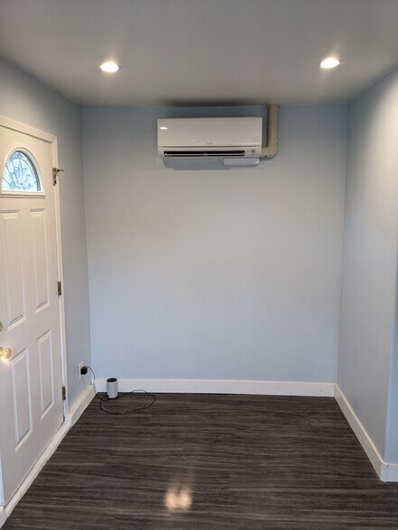 Entrance area - 17915 Erwin St