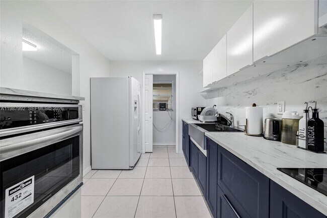 Building Photo - 18001 N Bay Rd