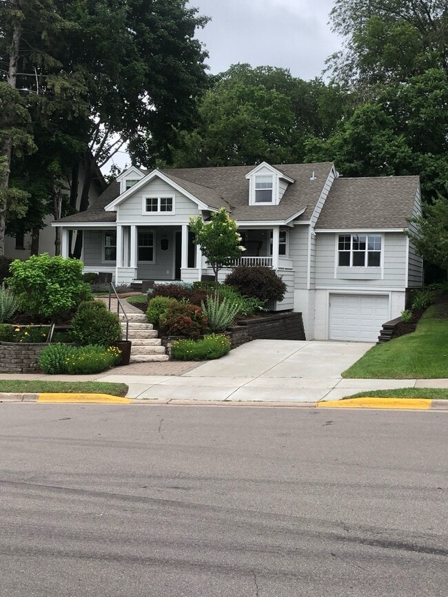 Building Photo - 615 Rice St E