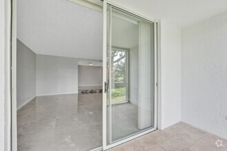Building Photo - 3750 Inverrary Dr