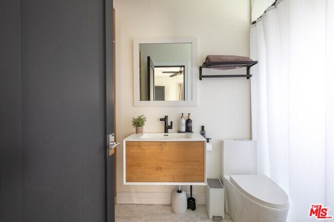 Building Photo - 1095 Chula Vista Pl