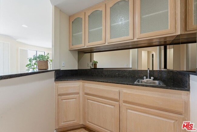 Building Photo - 1315 S Roxbury Dr