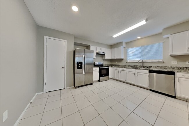 Building Photo - 21606 Crescent Heights St