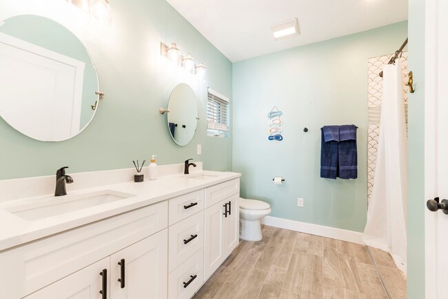 Building Photo - Fully Renovated Beachside Beauty – Walk to...