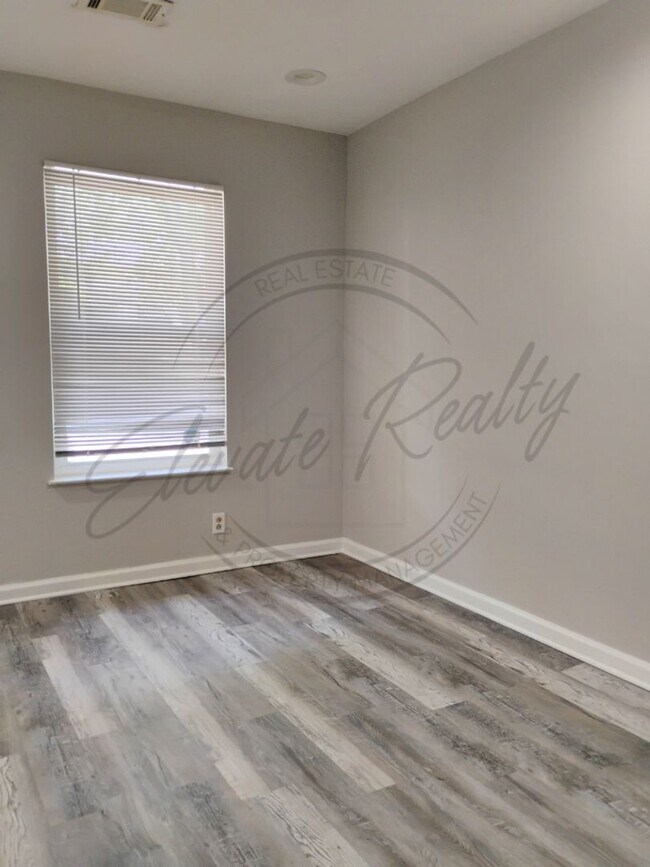Building Photo - Two Bedroom Updated Ranch Duplex in North ...