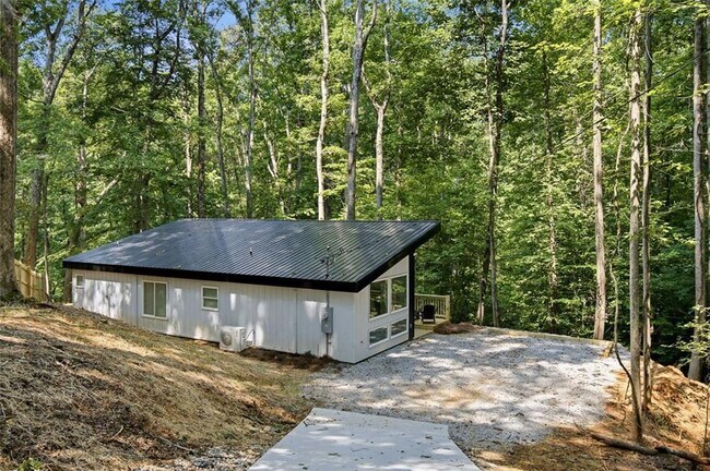 Building Photo - 3203 Navajo Cir