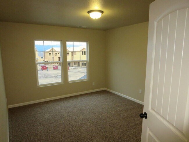 Building Photo - Available Now! 3 Bedroom 2.5 Bathroom Town...