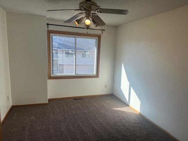 Building Photo - Beautifully Updated 3 Bed, 2 Bath, 2 Car Garage End Unit Townhome with Vaulted Ceilings