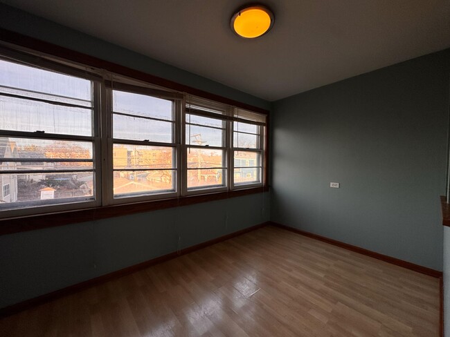 Large heated sunroom/porch - 2916 W Diversey Ave