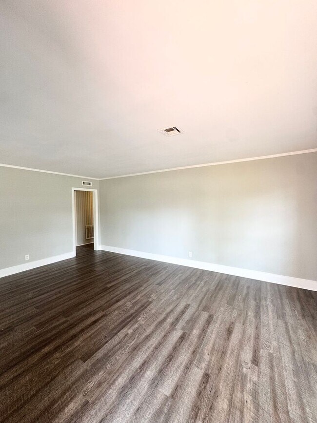 Building Photo - ** 4 Bed 2 Bath located in Morningview ** Call 334-366-9198 to schedule a self tour