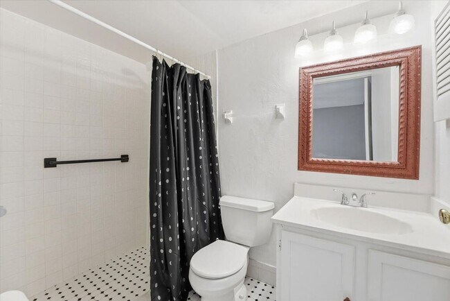 Building Photo - 3011 George Mason Ave