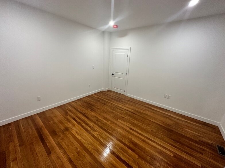 Building Photo - 82 Albertina St