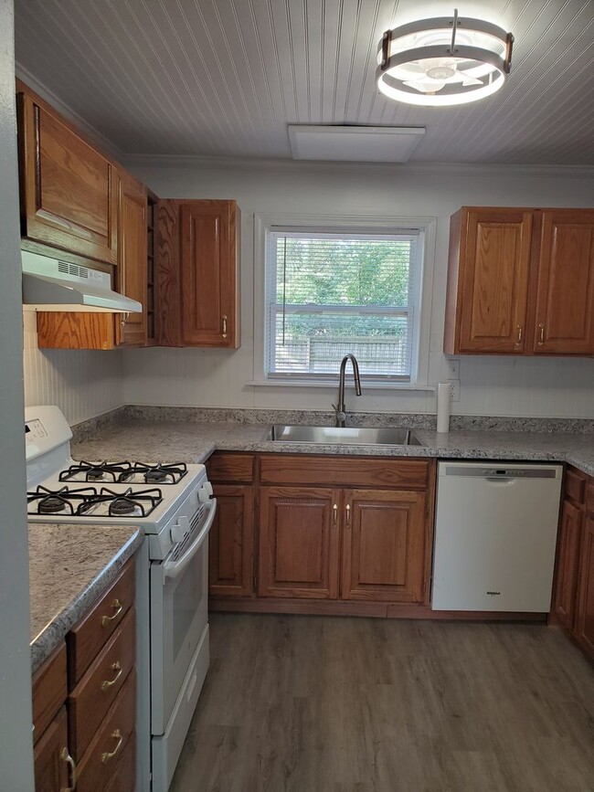 Building Photo - Great 3BR, 1BTH, 1 car att gar, ranch styl...