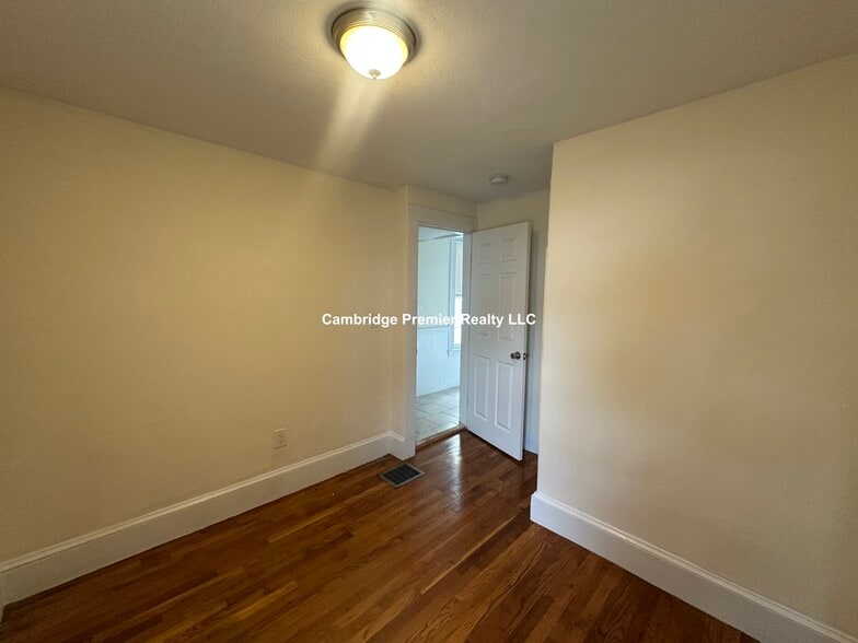 Building Photo - 55 Bonair St