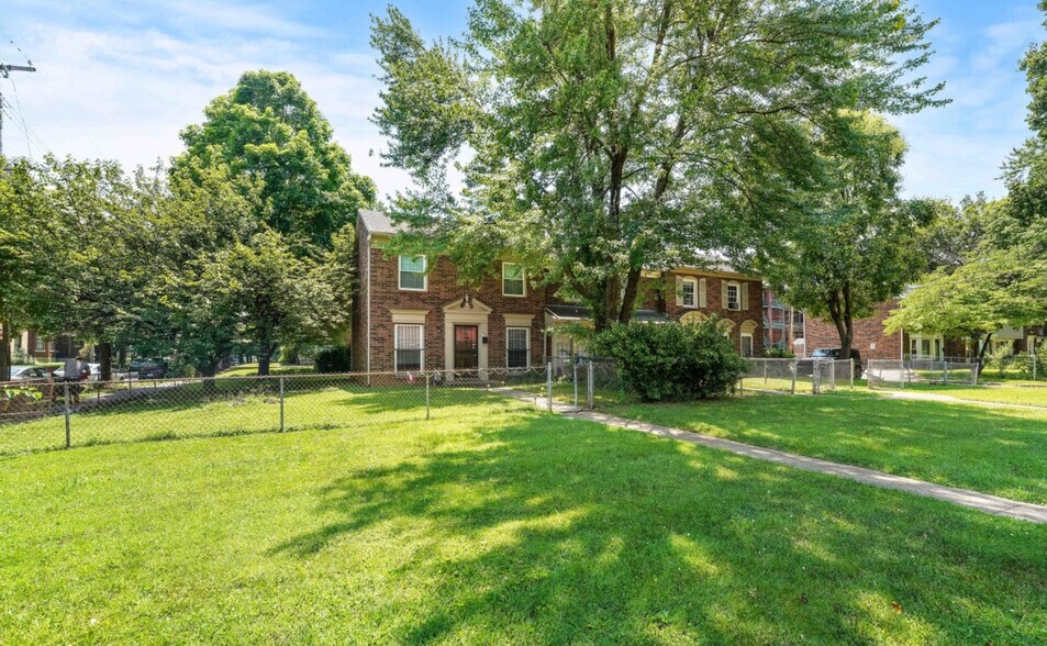 Building Photo - 402 W Hill St