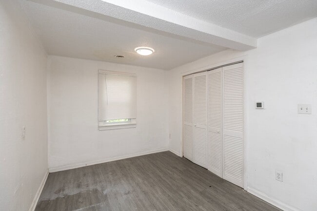 Building Photo - Amazing 3 Bedroom 1 Bathroom Home