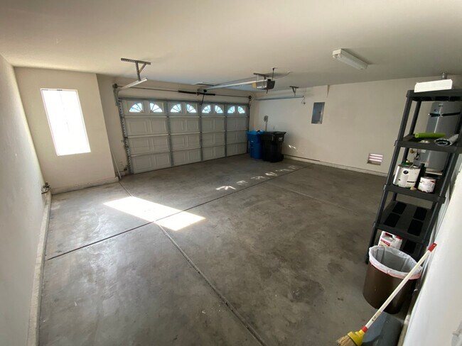 Building Photo - Wonderful 3 bed/2 bath home with a den located in Henderson.