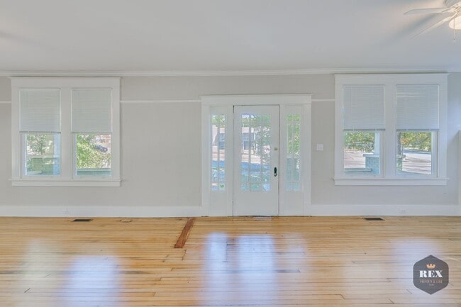 Building Photo - Central Location, Hardwood Floors, Recently Updated