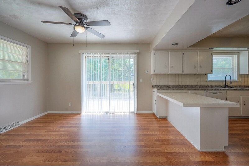 Building Photo - 505 E 90th Terrace