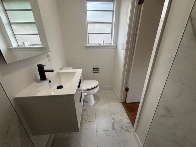 Building Photo - Spacious Home in Southern Hills
