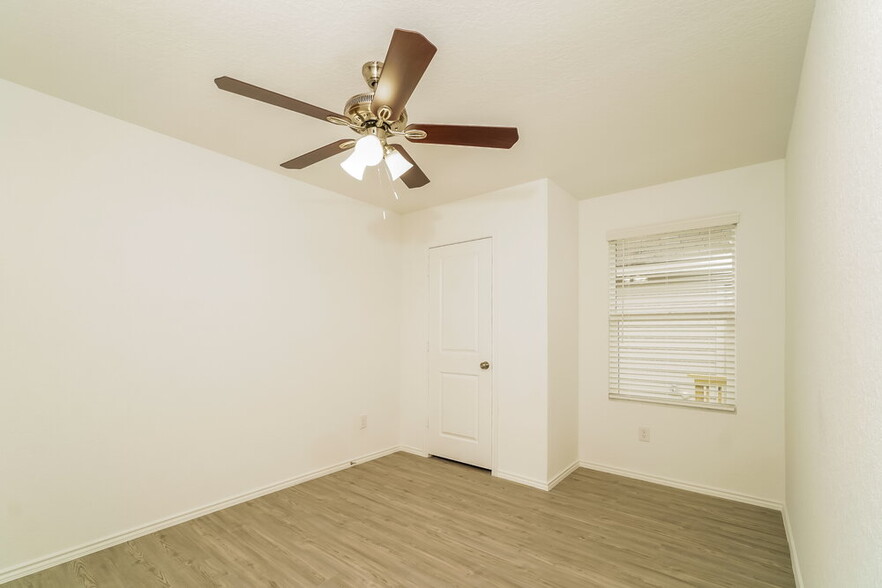 Building Photo - 2415 Lake Hls