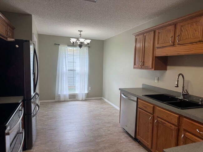 Building Photo - 4 BED / 2 BATH CENTRALLY LOCATED IN FORT WALTON BEACH