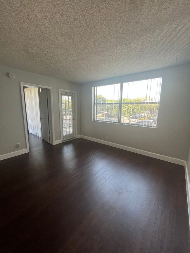 Building Photo - ONE BEDROOM ONE BATHROOM!! WATERFRONT COMMUNITY