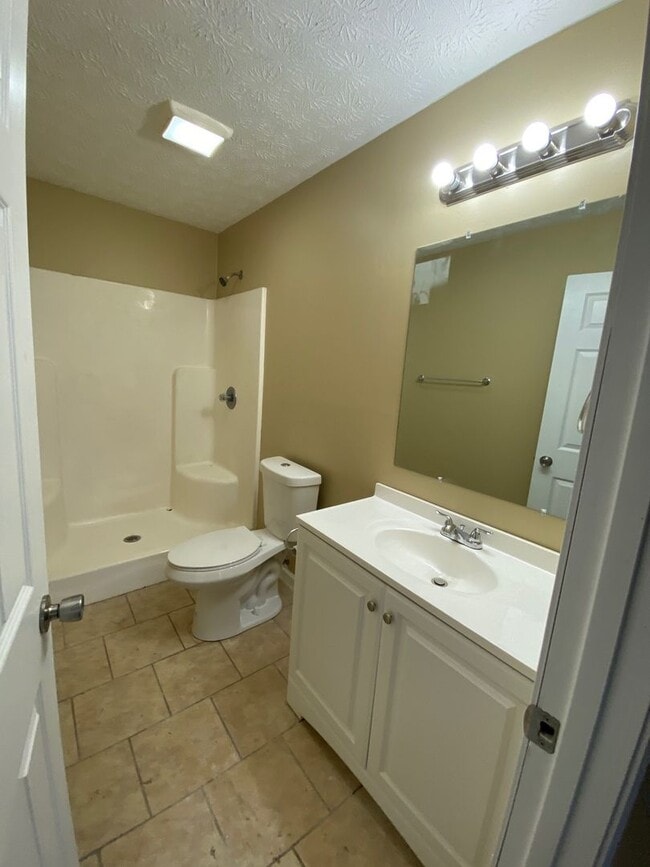 Building Photo - Now available 3 bedroom 2 bath single fami...