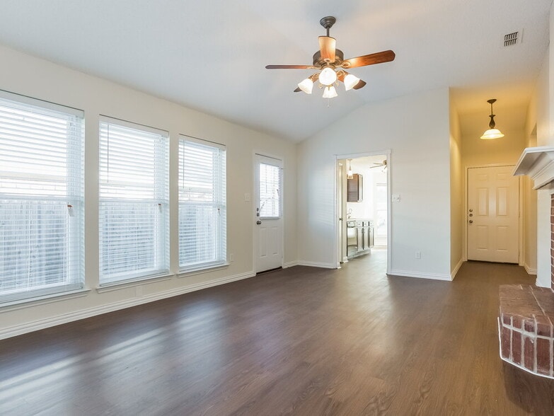 Building Photo - 2370 Stagecoach St