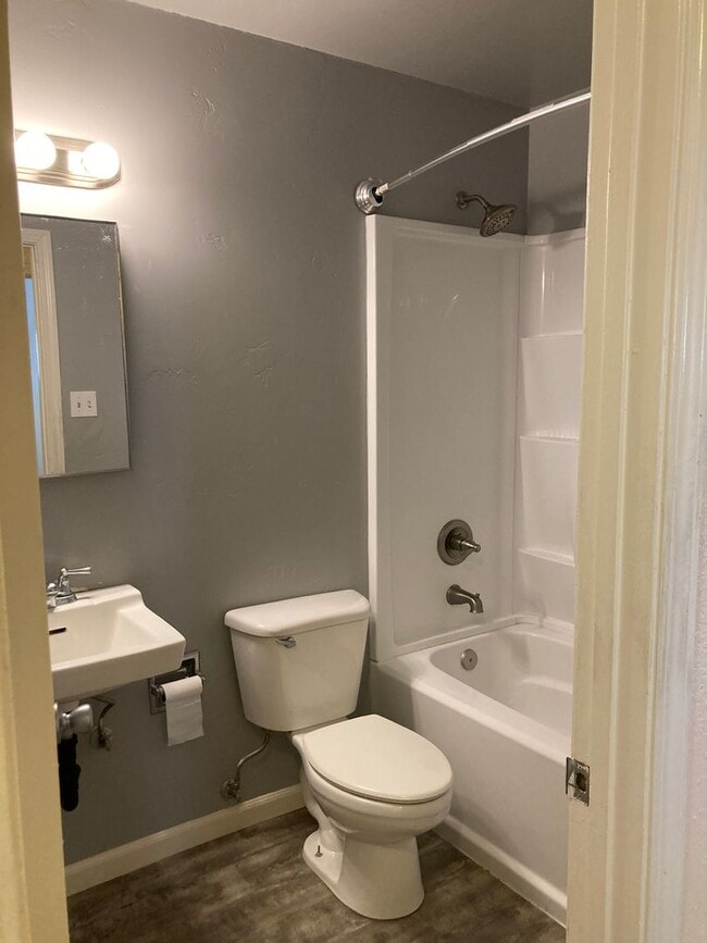 Building Photo - **READY FOR MOVE IN** 3 Bedroom/2 Bath Single Story Home