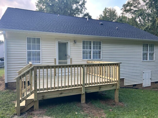 Building Photo - 1000 Meadowgreen Dr