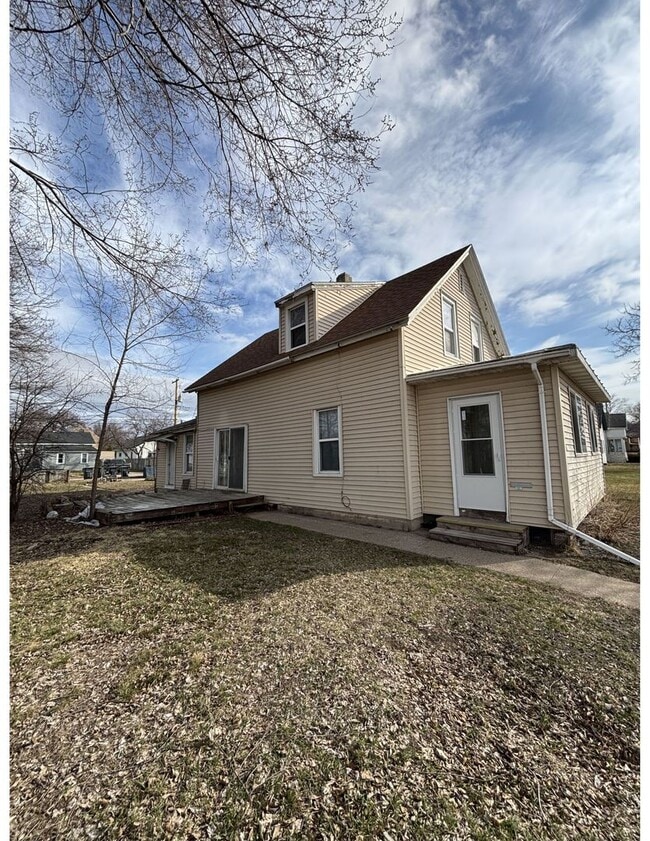 Building Photo - 1313-1315 Green Bay St