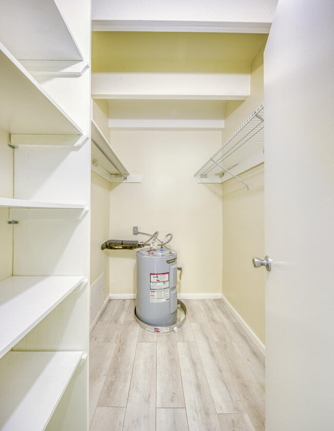 Building Photo - 1520 Lake Ave