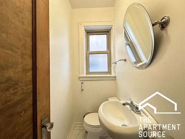 Building Photo - 5023 N Ridgeway Ave