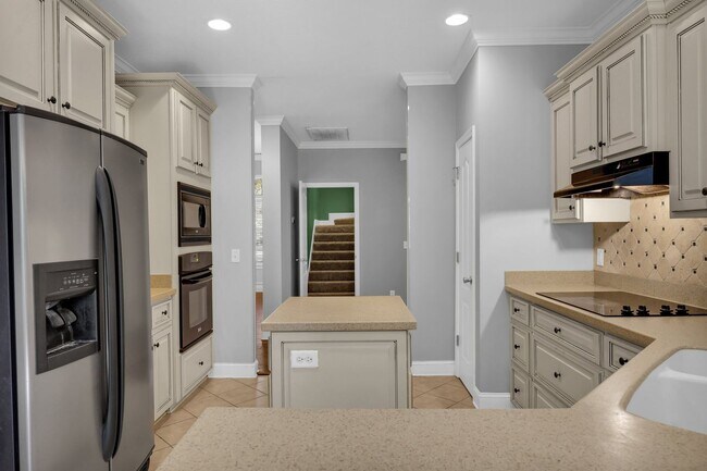 Building Photo - AVAILABLE LATE JULY 2025 (PET FRIENDLY)