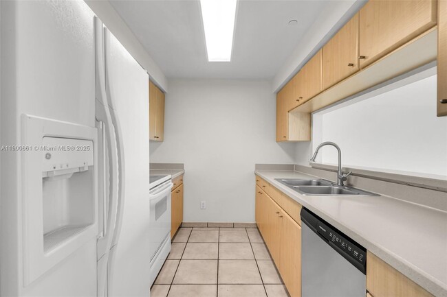 Building Photo - 2475 Brickell Ave