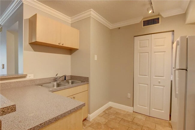 Building Photo - 1312 Villa Cir